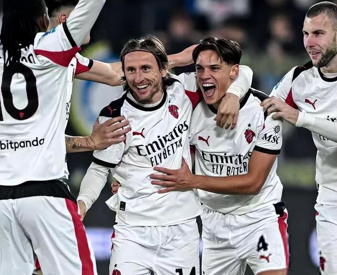 记者：尤文、国米等意甲俱乐部考察热那亚中场马利诺夫斯基（记者称尤文、国米等多支意甲球队正在考察热那亚中场马利诺夫斯基）