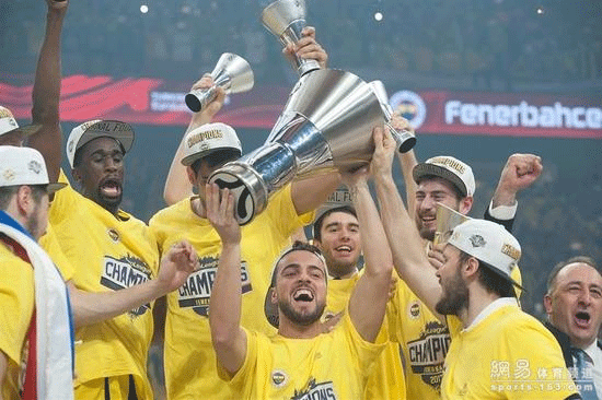 球队在客场打出稳定表现，士气高涨（客场表现稳健，士气正盛）