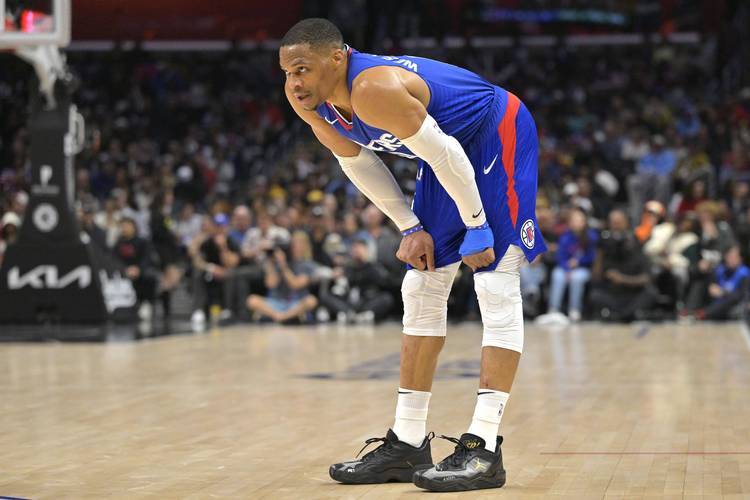 阿图什杯球员进球后跑上看台给母亲献花，后两黄变一红被罚下（阿图什杯球员破门后上看台为母献花，随后两黄变红被罚出场）