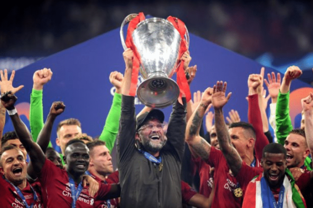 AC米兰主场3-2逆转都灵，40岁魔笛全场发挥，助力球队重返榜首，展现强大实力与斗志。（AC米兰3-2主场翻盘都灵，40岁魔笛统治全场，红黑军团重返榜首）