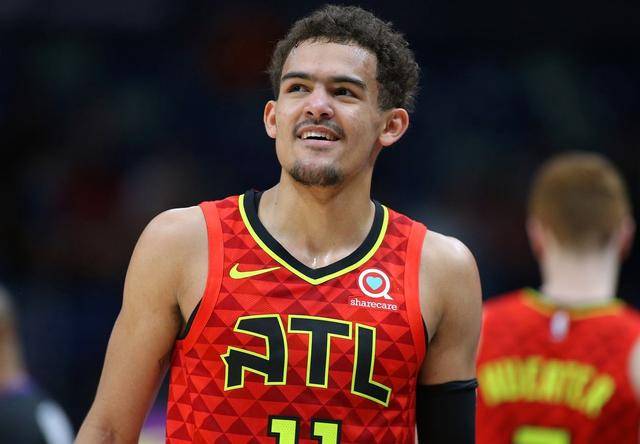 C罗挑战机器人守门员，射门频频被挡出，最后抓住漏洞进球（C罗与机器人门将过招，多次射门被化解，终寻破绽破门）